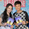 Chung Hân Đồng và bạn trai cũ Phương Lực Thân quảng bá cho phim “The Fantastic Water Babes.” (Nguồn: Internet)
